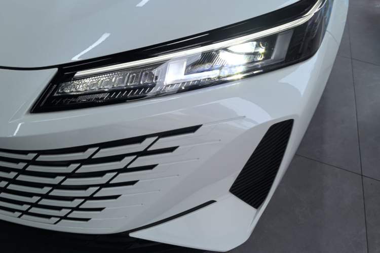 Used CHANGAN OSHAN 520 2025 Standard Edition Left Front Headlight