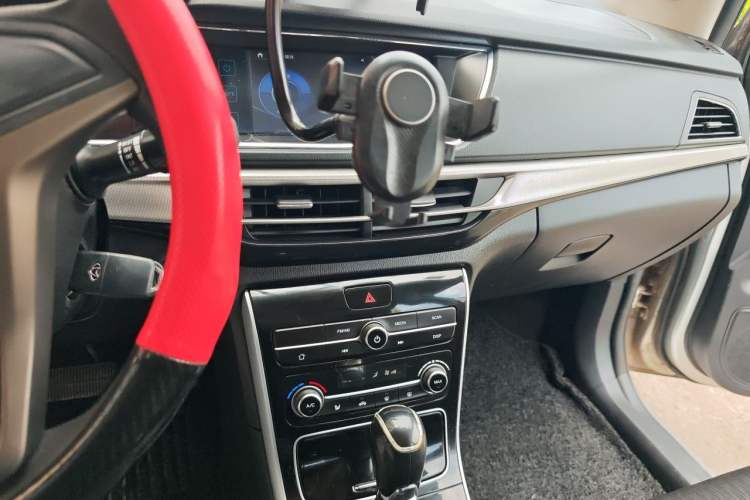 Used CHANGAN OSHAN A600EV 2019 Revised Version 5 Seats Audio And AC Panel