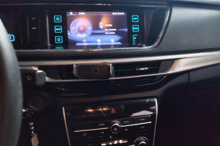 Used CHANGAN OSHAN A600EV 2019 Revised Version 5 Seats Audio And AC Panel