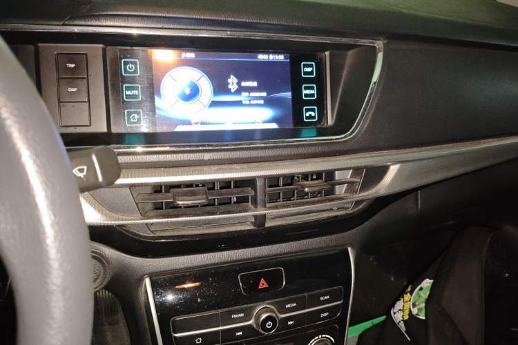 Used CHANGAN OSHAN A600EV 2019 Revised Version 5 Seats Audio And AC Panel
