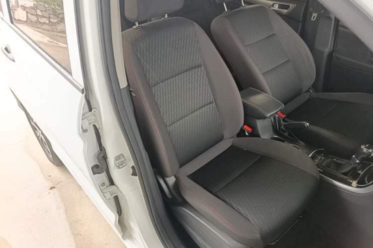Used CHANGAN OSHAN A600EV 2019 Revised Version 6 Seats Right Front Seat