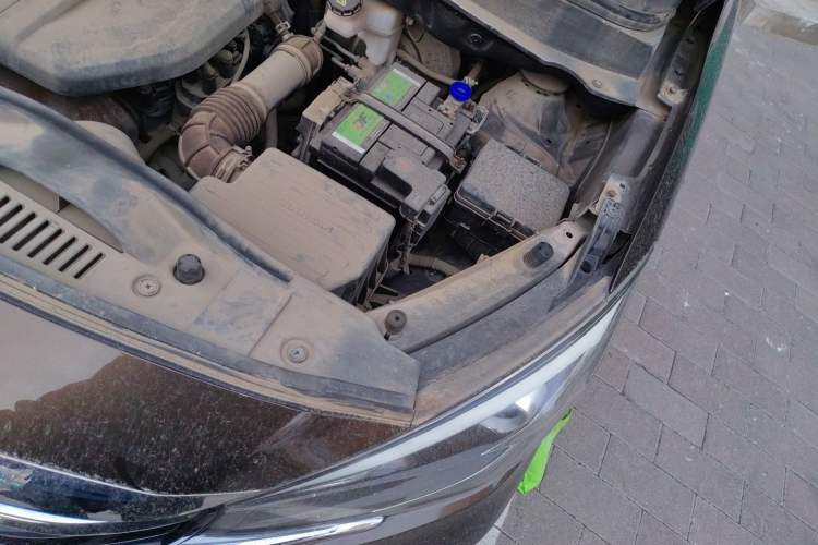 Used CHANGAN OSHAN A800 2017 1.6L Manual Comfort Model Engine Bay Left