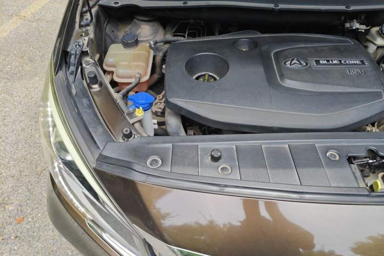 Used CHANGAN OSHAN A800 2017 1.5T Manual Luxury Model Engine Bay Right