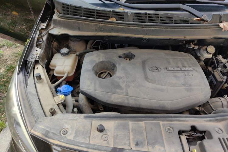 Used CHANGAN OSHAN A800 2017 1.5T Automatic Comfort Model Engine Bay Right
