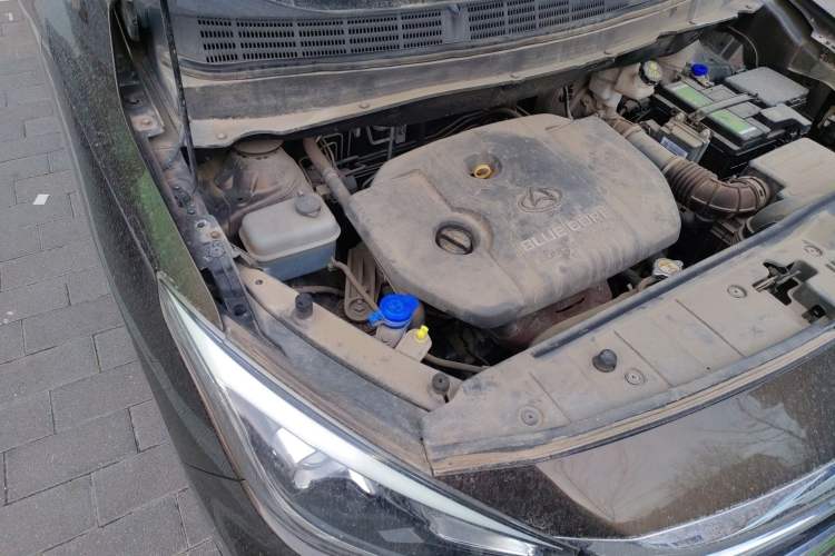 Used CHANGAN OSHAN A800 2017 1.6L Manual Comfort Model Engine Bay Right