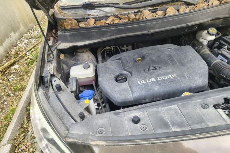 Used CHANGAN OSHAN A800 2017 1.6L Manual Luxury Model Engine Bay Right