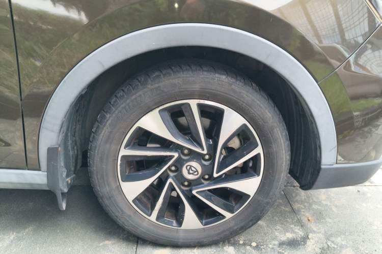 Used CHANGAN OSHAN A800 2017 1.5T Automatic Luxury Model Right Front Wheel Hub