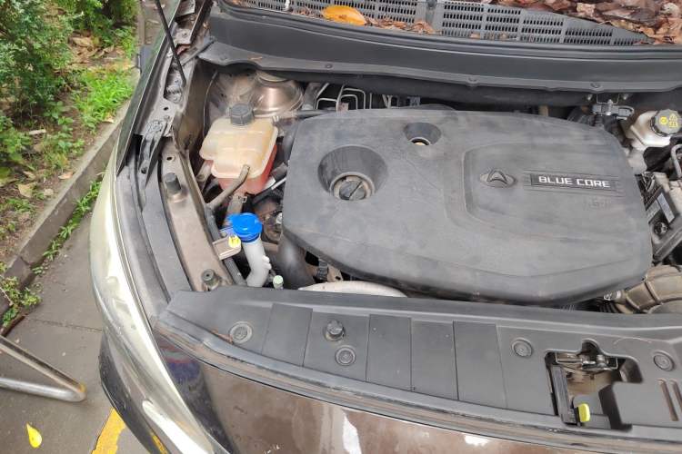 Used CHANGAN OSHAN A800 2017 1.5T Manual Luxury Model Engine Bay Right