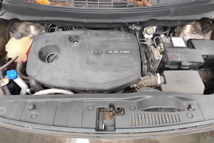 Used CHANGAN OSHAN A800 2017 1.5T Manual Luxury Model Engine Bay