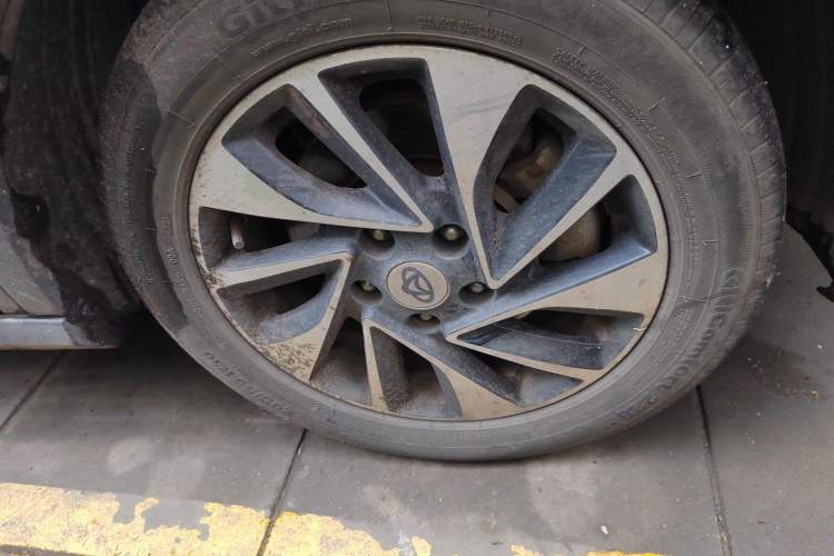 Used CHANGAN OSHAN A800 2017 1.5T Manual Luxury Model Right Front Wheel Hub