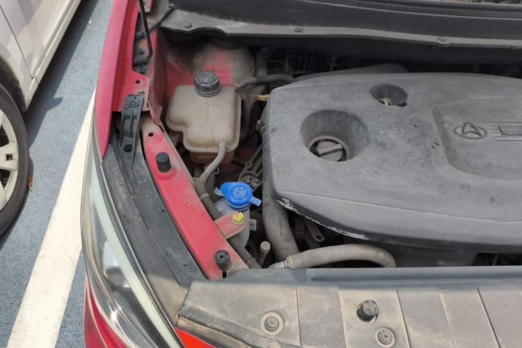 Used CHANGAN OSHAN A800 2017 1.5T Automatic Comfort Model Engine Bay Right