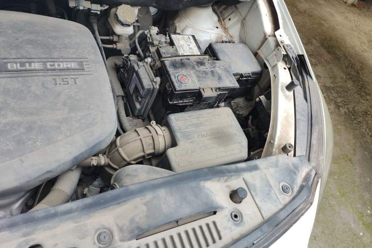 Used CHANGAN OSHAN A800 2017 1.5T Automatic Comfort Model Engine Bay Left