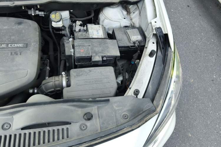 Used CHANGAN OSHAN A800 2017 1.5T Manual Luxury Model Engine Bay Left