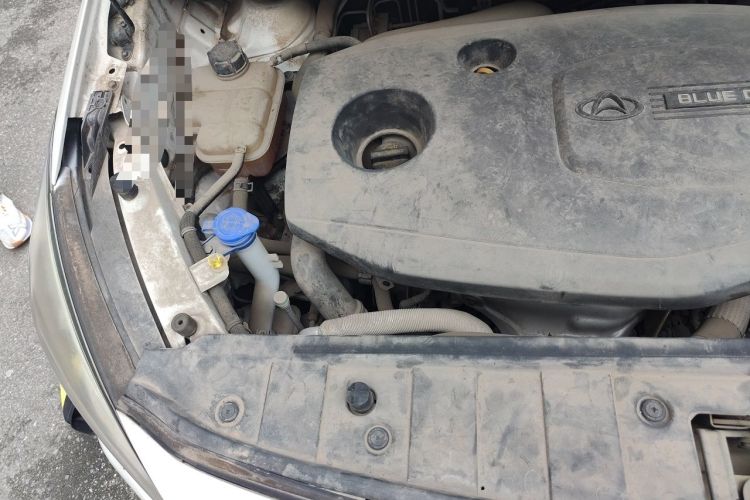 Used CHANGAN OSHAN A800 2017 1.5T Automatic Comfort Model Engine Bay Right