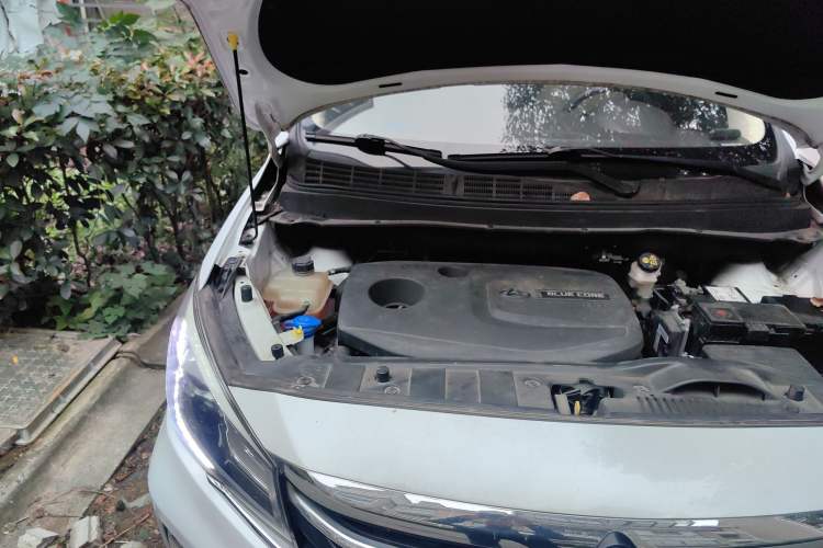 Used CHANGAN OSHAN A800 2017 1.5T Automatic Luxury Model Engine Bay Right