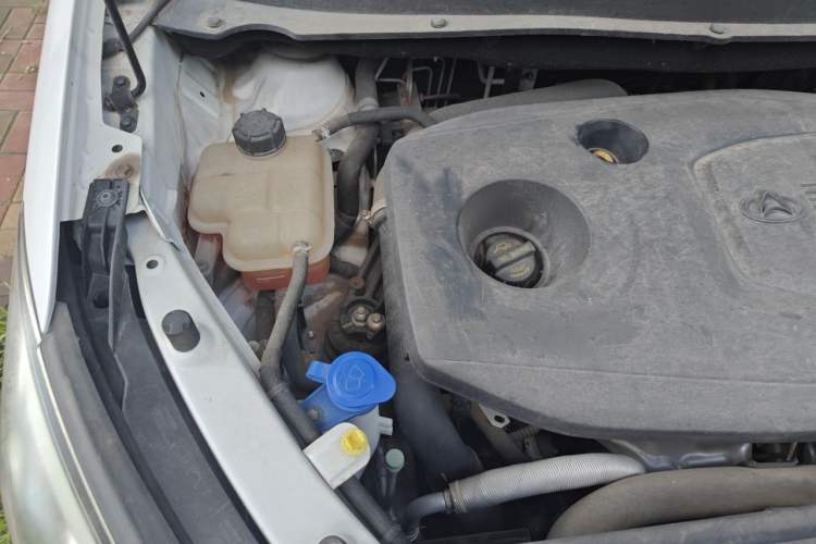 Used CHANGAN OSHAN A800 2017 1.5T Automatic Luxury Model Engine Bay Right