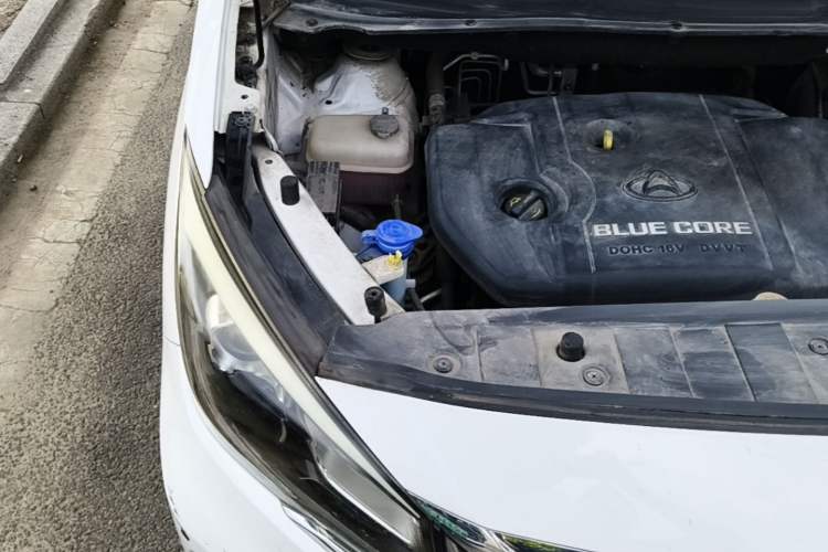 Used CHANGAN OSHAN A800 2017 1.6L Manual Luxury Model Engine Bay Right