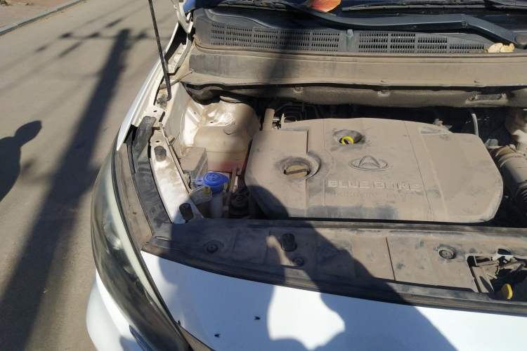Used CHANGAN OSHAN A800 2017 1.6L Manual Luxury Model Engine Bay Right