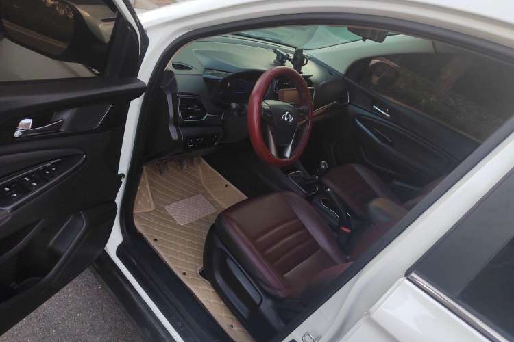 Used CHANGAN OSHAN A800 2017 1.5T Manual Luxury Model Interior 2