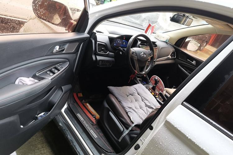 Used CHANGAN OSHAN A800 2017 1.6L Manual Luxury Model Interior 3