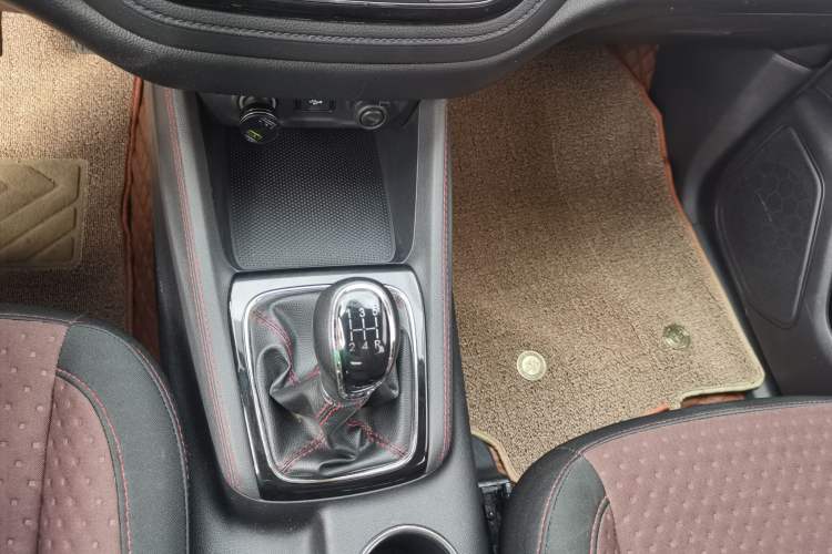 Used CHANGAN OSHAN A800 2017 1.6L Manual Comfort Model Interior 4