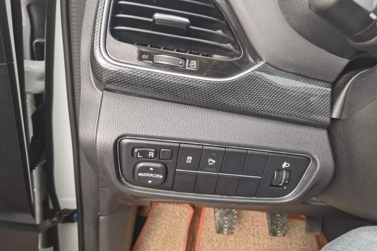 Used CHANGAN OSHAN A800 2017 1.6L Manual Comfort Model Interior 9
