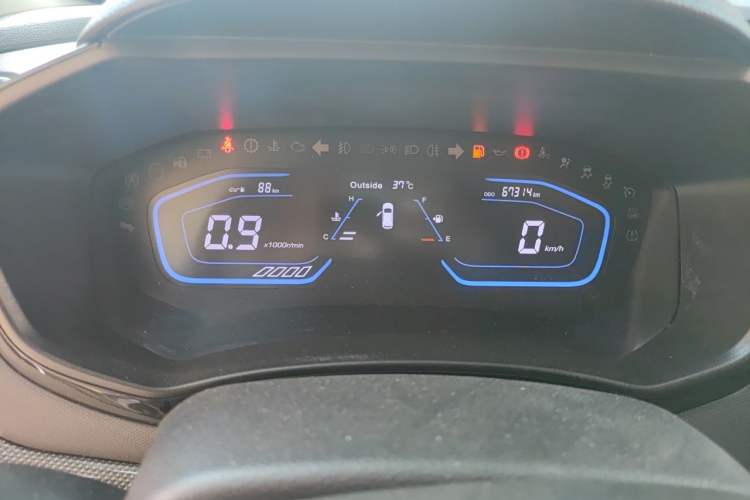 Used CHANGAN OSHAN A800 2017 1.5T Manual Luxury Model Odometer Close Up