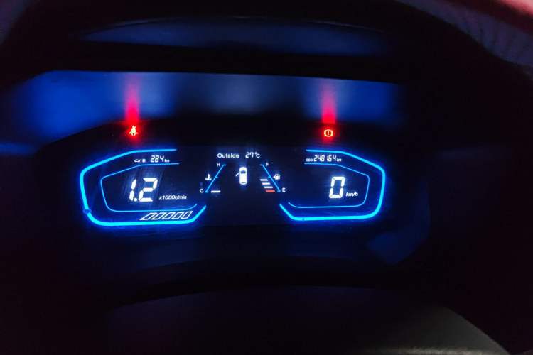 Used CHANGAN OSHAN A800 2017 1.6L Manual Comfort Model Odometer Close Up