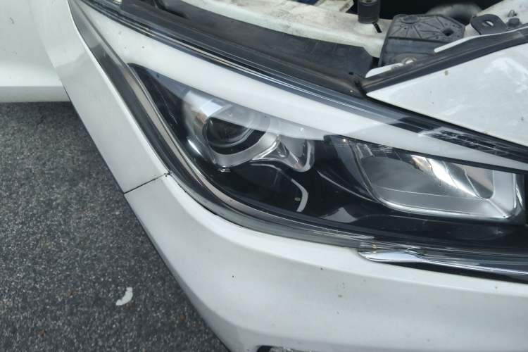 Used CHANGAN OSHAN A800 2017 1.5T Automatic Standard Model Right Front Headlight