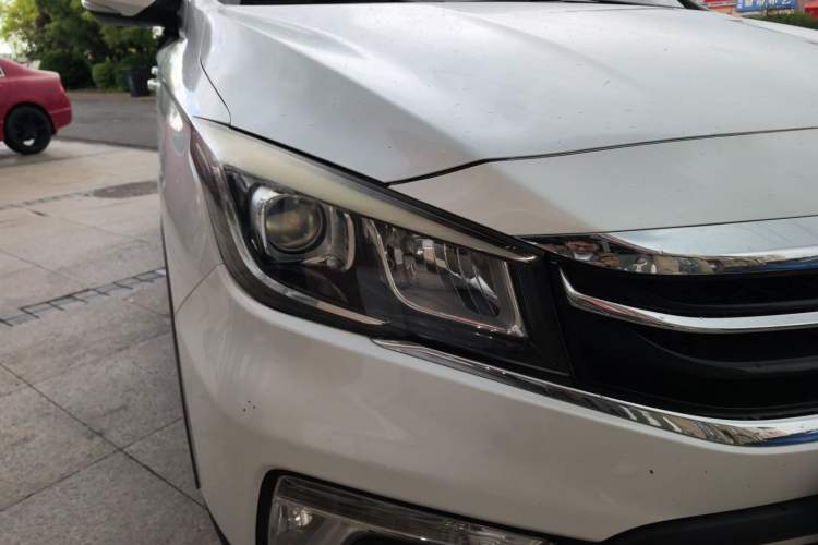 Used CHANGAN OSHAN A800 2017 1.5T Manual Elite Version Right Front Headlight