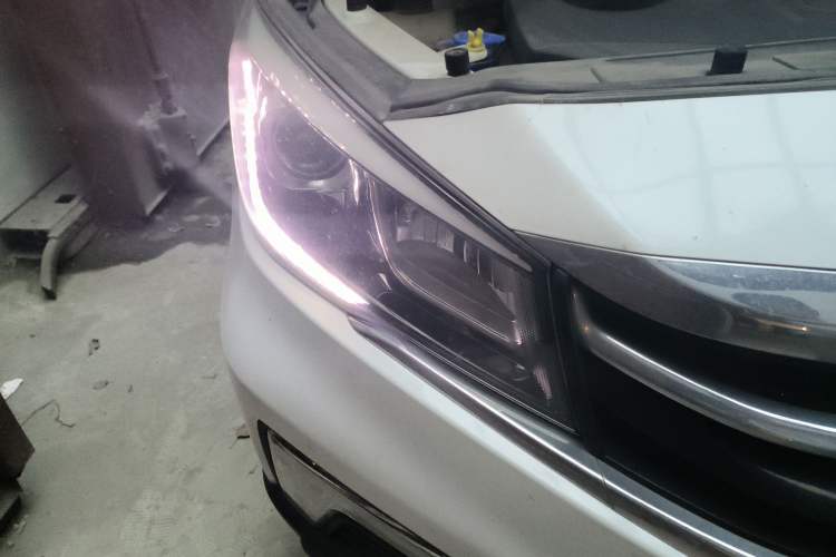 Used CHANGAN OSHAN A800 2017 1.5T Automatic ZhiZun Model Right Front Headlight