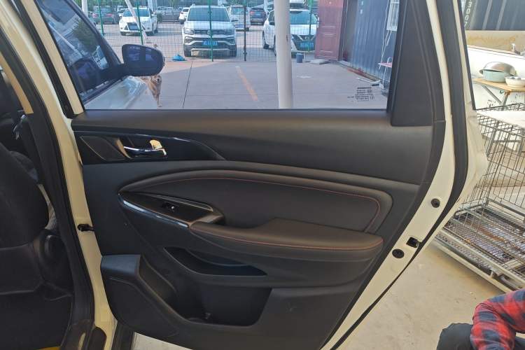 Used CHANGAN OSHAN A800 2017 1.5T Automatic Comfort Model Right Rear Door Interior