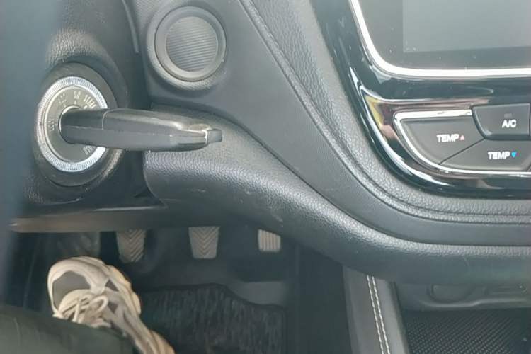 Used CHANGAN OSHAN A800 2019 1.6L Manual Comfort Model China VI Standard Interior 1