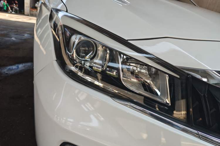 Used CHANGAN OSHAN A800 2019 1.6L Manual Comfort Model China VI Standard Right Front Headlight