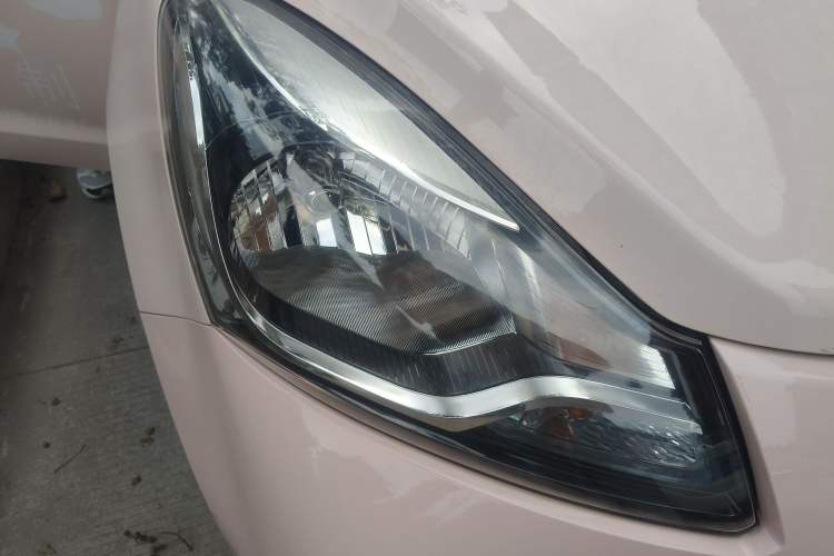 Used CHANGAN OSHAN Benni E-Star 2021 National Edition Colorful Version Lithium Iron Phosphate (31.86 kWh) Right Front Headlight