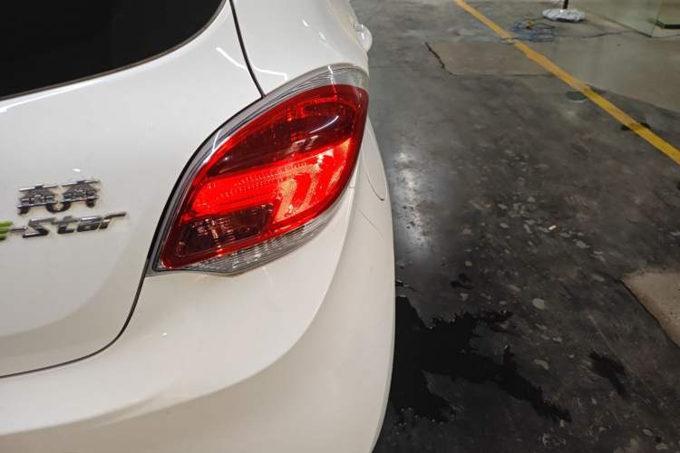 Used CHANGAN OSHAN Benni E-Star 2021 National Edition Xin Yue Version Lithium-Ion Battery Right Rear Taillight