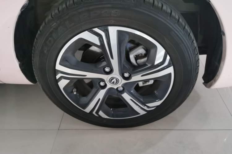 Used CHANGAN OSHAN Benni E-Star 2022 Qingxin Edition Colorful Model Lithium Iron Phosphate Right Front Wheel Hub