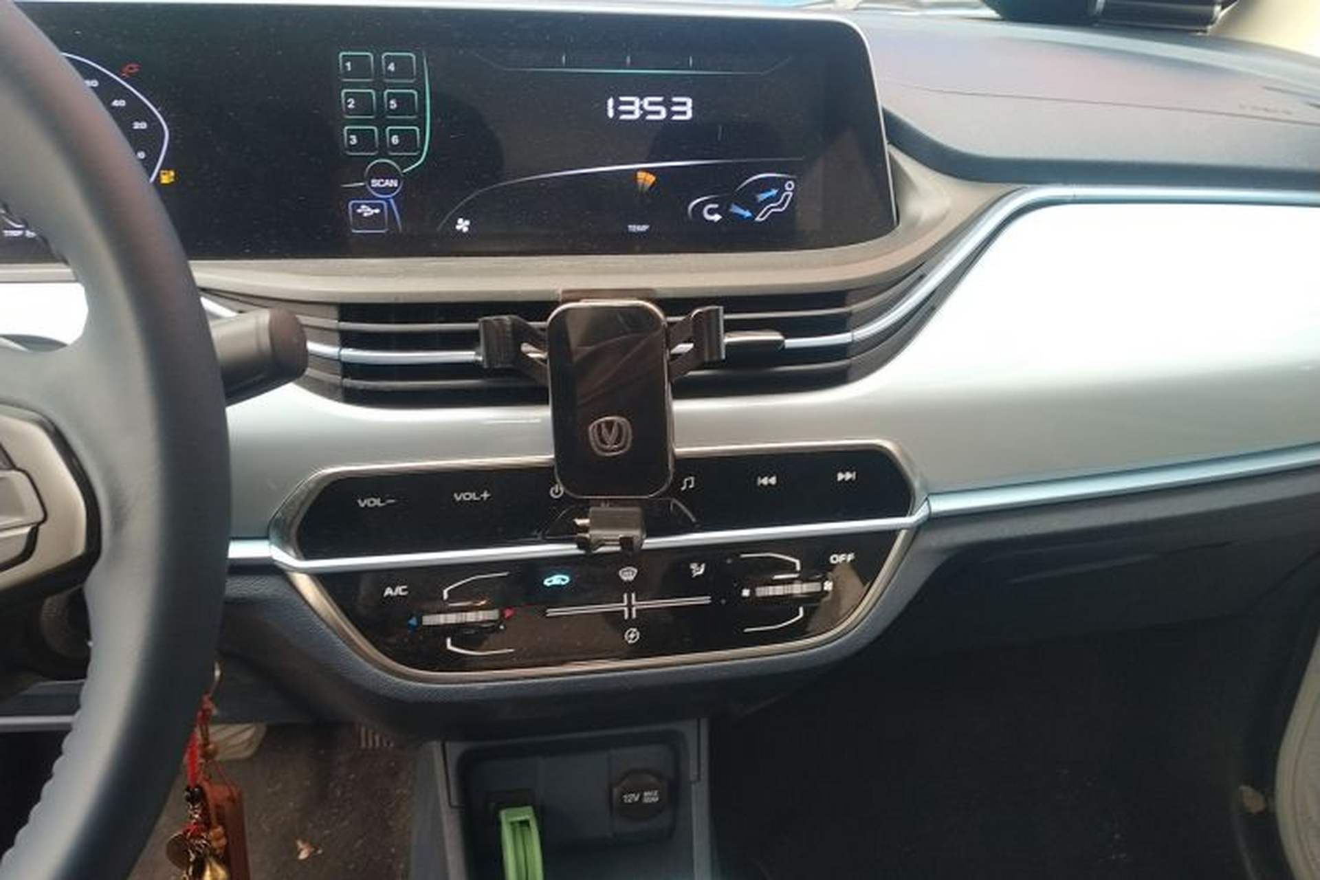 Used CHANGAN OSHAN Benni E-Star 2022 Qingxin Edition Colorful Model Lithium Iron Phosphate Audio And AC Panel