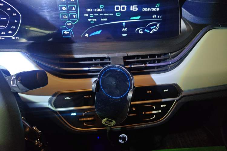 Used CHANGAN OSHAN Benni E-Star 2022 Qingxin Edition Colorful Model Lithium Iron Phosphate Audio And AC Panel