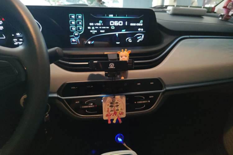 Used CHANGAN OSHAN Benni E-Star 2022 Qingxin Edition Colorful Model Lithium Iron Phosphate Audio And AC Panel