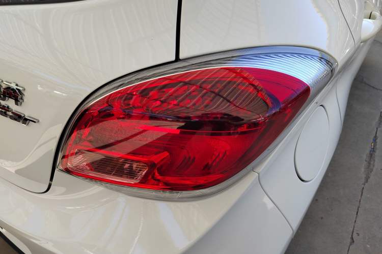 Used CHANGAN OSHAN Benni E-Star 2022 Qingxin Edition Colorful Model Lithium Iron Phosphate Right Rear Taillight