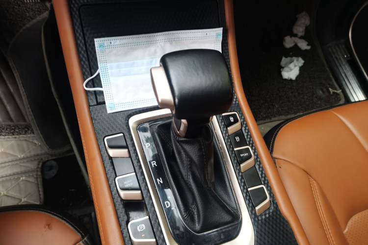 Used CHANGAN OSHAN COS1 2018 1.5T Automatic 7-Seater Gear Lever