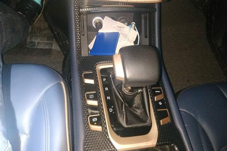 Used CHANGAN OSHAN COS1 2018 1.5T Automatic Miao 7-Seater Gear Lever
