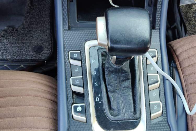 Used CHANGAN OSHAN COS1 2018 1.5T Automatic Smart 7-Seater Gear Lever