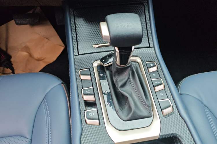 Used CHANGAN OSHAN COS1 2018 1.5T Automatic Miao 7-Seater Gear Lever