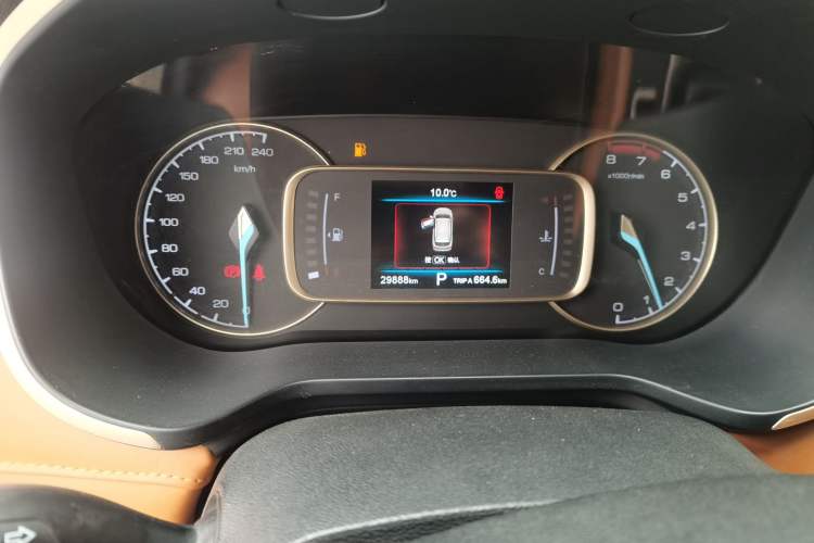 Used CHANGAN OSHAN COS1 2018 1.5T Automatic 7-Seater Odometer Close Up