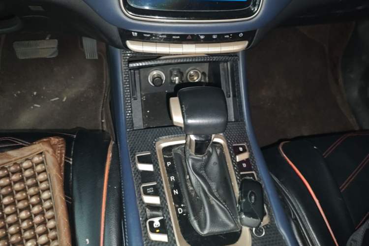 Used CHANGAN OSHAN COS1 2018 1.5T Automatic Miao 7-Seater Gear Lever