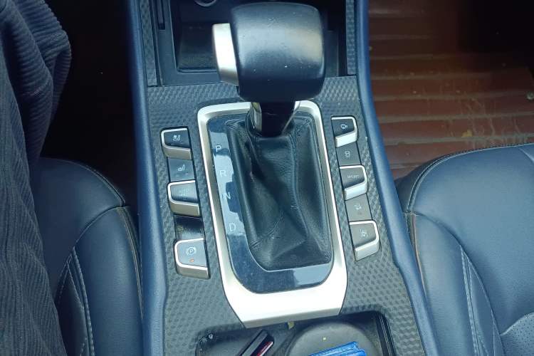 Used CHANGAN OSHAN COS1 2018 1.5T Automatic Smart 7-Seater Gear Lever