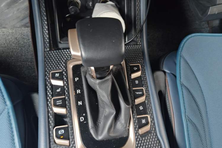 Used CHANGAN OSHAN COS1 2018 1.5T Automatic Smart 7-Seater Gear Lever