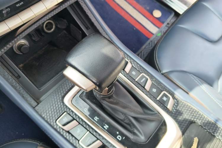 Used CHANGAN OSHAN COS1 2018 1.5T Automatic Smart 7-Seater Gear Lever